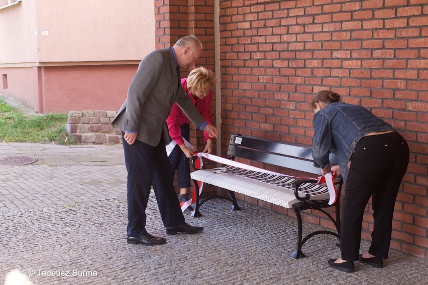 Przy stargardzkiej szkole muzycznej stanęła ciekawa ławeczka. Zdjęcia Tadeusza Surmy