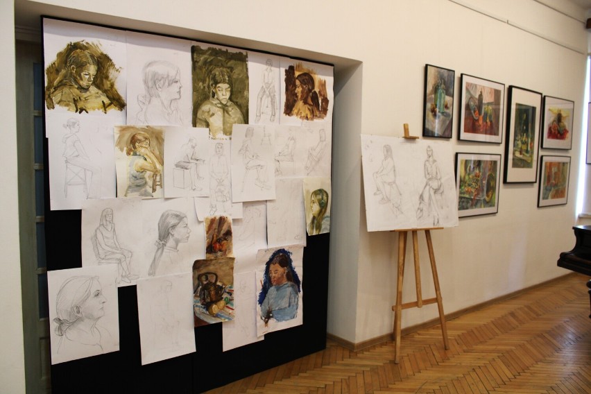 Na wystawie możemy oglądać prace: Aliny Libiszewskiej,...