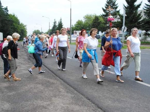 Na całej trasie pielgrzymki przebiegającej przez miasto, dołączają do głównej grupy pielgrzymi