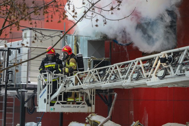 Pożar archiwum Urzędu Miasta Krakowa. Akcja strażaków trwa już od sobotniego wieczoru