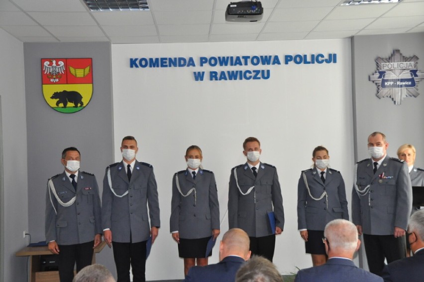 Rawicz - Święto Policji 2021. Oznaczenia i awanse na wyższe stopnie wśród funkcjonariuszy rawickiej jednostki [ZDJĘCIA]
