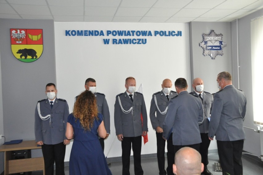 Rawicz - Święto Policji 2021. Oznaczenia i awanse na wyższe stopnie wśród funkcjonariuszy rawickiej jednostki [ZDJĘCIA]