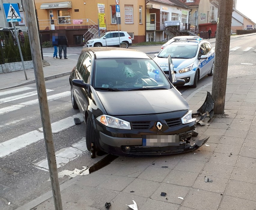 O krok od tragedii. Na Słowackiego pijany kierowca staranował latarnię przy przejściu dla pieszych, a potem uciekł
