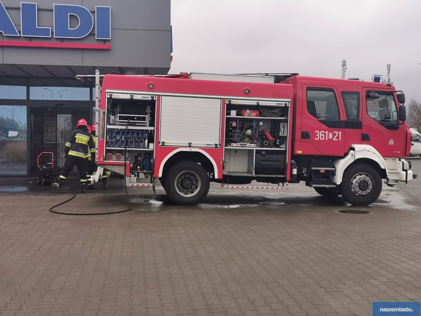 Pożar w sklepie Aldi we Włocławku. W akcji 3 zastępy straży pożarnej [zdjęcia]
