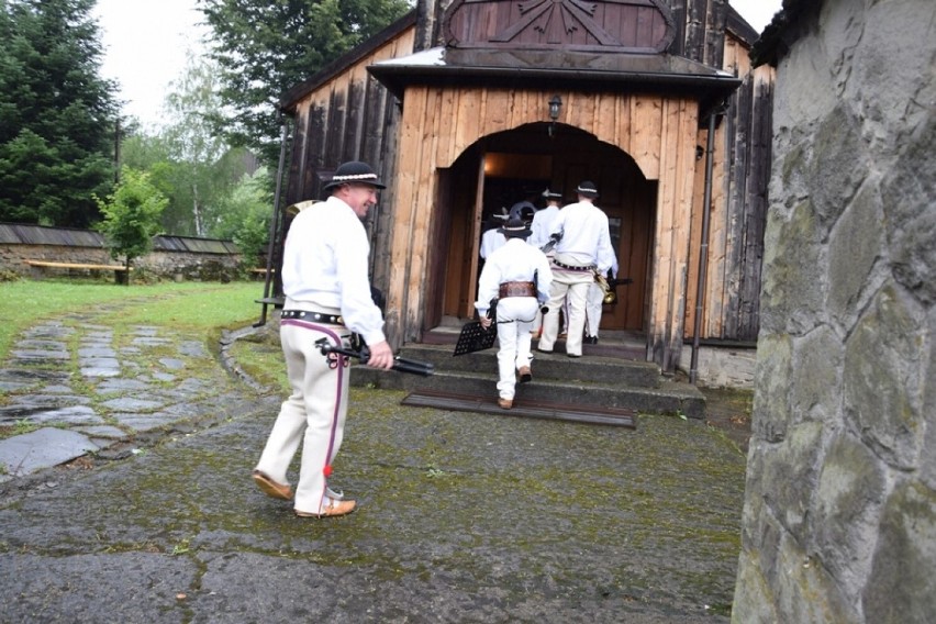 Kasina Wielka. Zagórzańska msza święta w deszczu, ale z humorem. Zobaczcie zdjęcia z wydarzenia