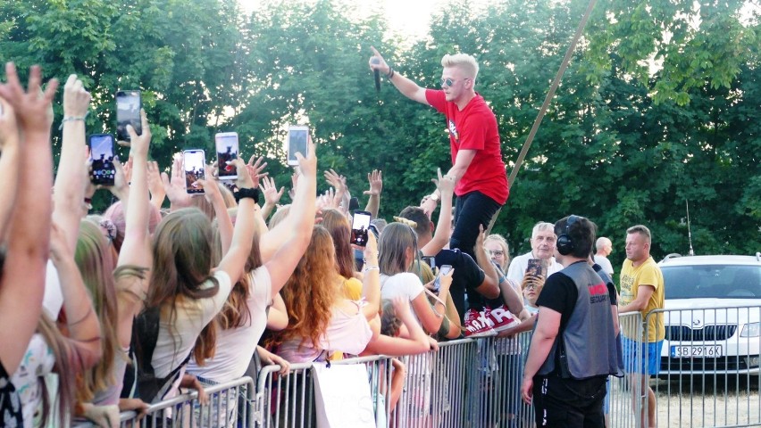 Dni Złoczewa 2019. Sobota z kolorami holi, piłkarskim turniejem i muzyką. W niedzielę koncerty z Happysad na czele (zdjęcia)