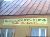 Wieruszów wita Maryję. Nieaktualny banner w centrum miasta