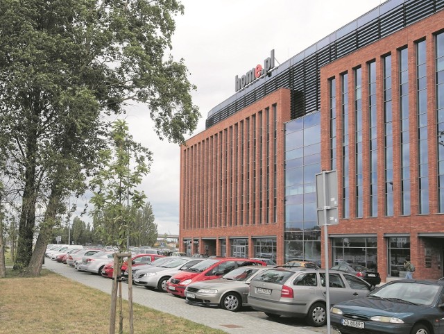Firma home.pl  mieści się w  biurowcu przy ul. Zbożowej na szczecińskiej Łasztowni.  Zatrudnia ok. 250 osób. Ma roczny obrót około 25 mln euro.