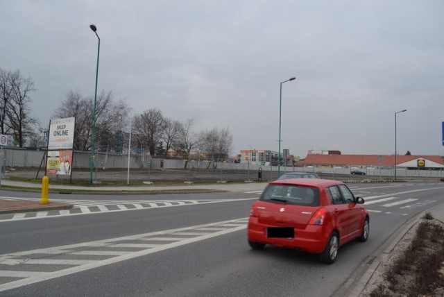 Teren między Lidlem i ul. Targową został już ogrodzony.