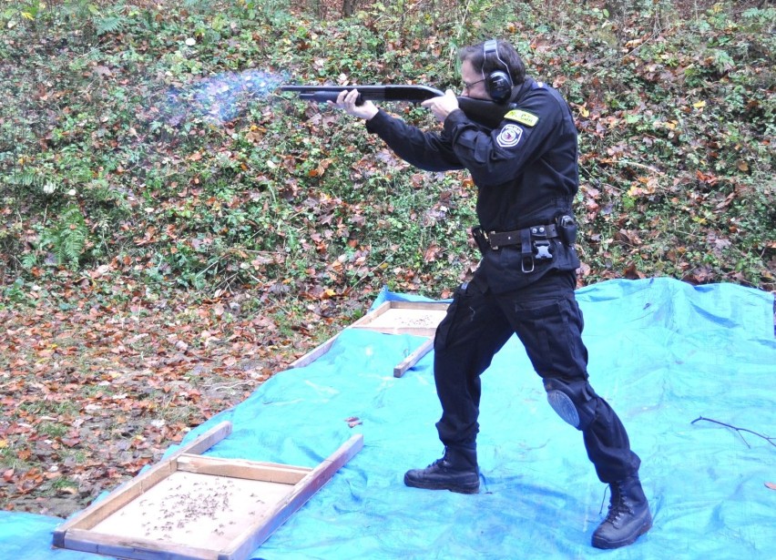 Policjanci z KPP w Bytowie trenowali na strzelnicy [ZDJĘCIA, WIDEO] 