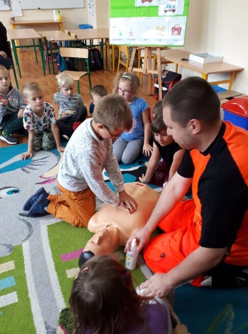 Pracownik SOR z Wałbrzycha uczył dzieci w Walimiu jak udzielać pierwszej pomocy!