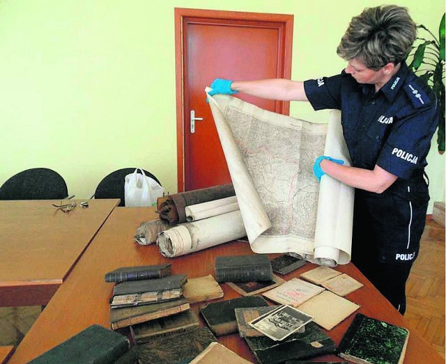 Hanna Michta prezentuje znalezione dokumenty oraz mapy