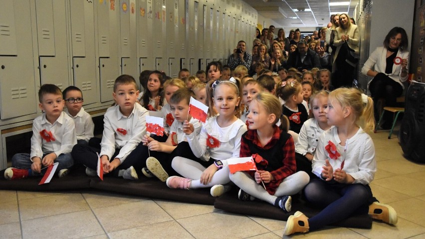 Gmina Wejherowo. Dzieci z oddziałów przedszkolnych ze Szkoły Podstawowej nr 1 w Bolszewie uczciły Święto Niepodległości 2022 | ZDJĘCIA
