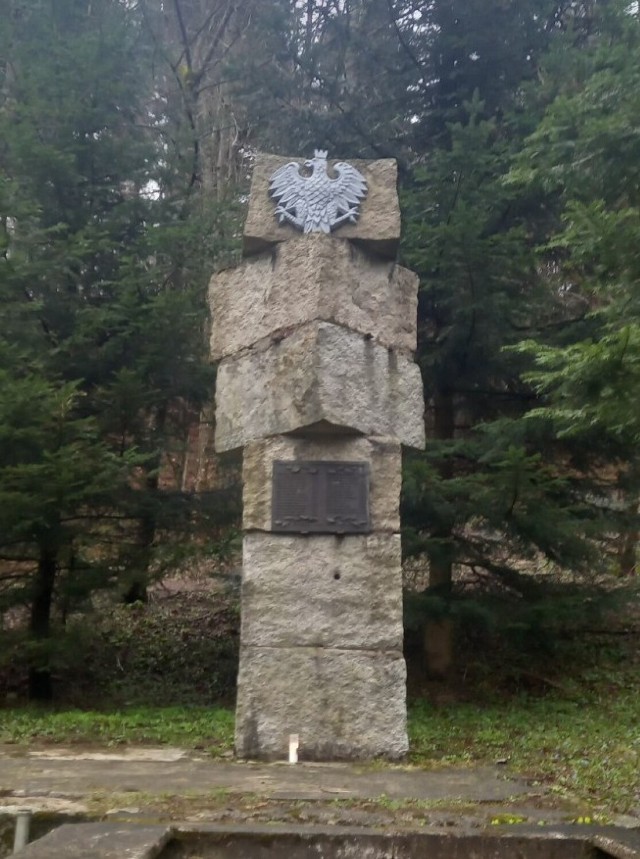 Pomnik w Łubnem obecnie posiada orła w koronie i tablicę z nazwiskami poległych