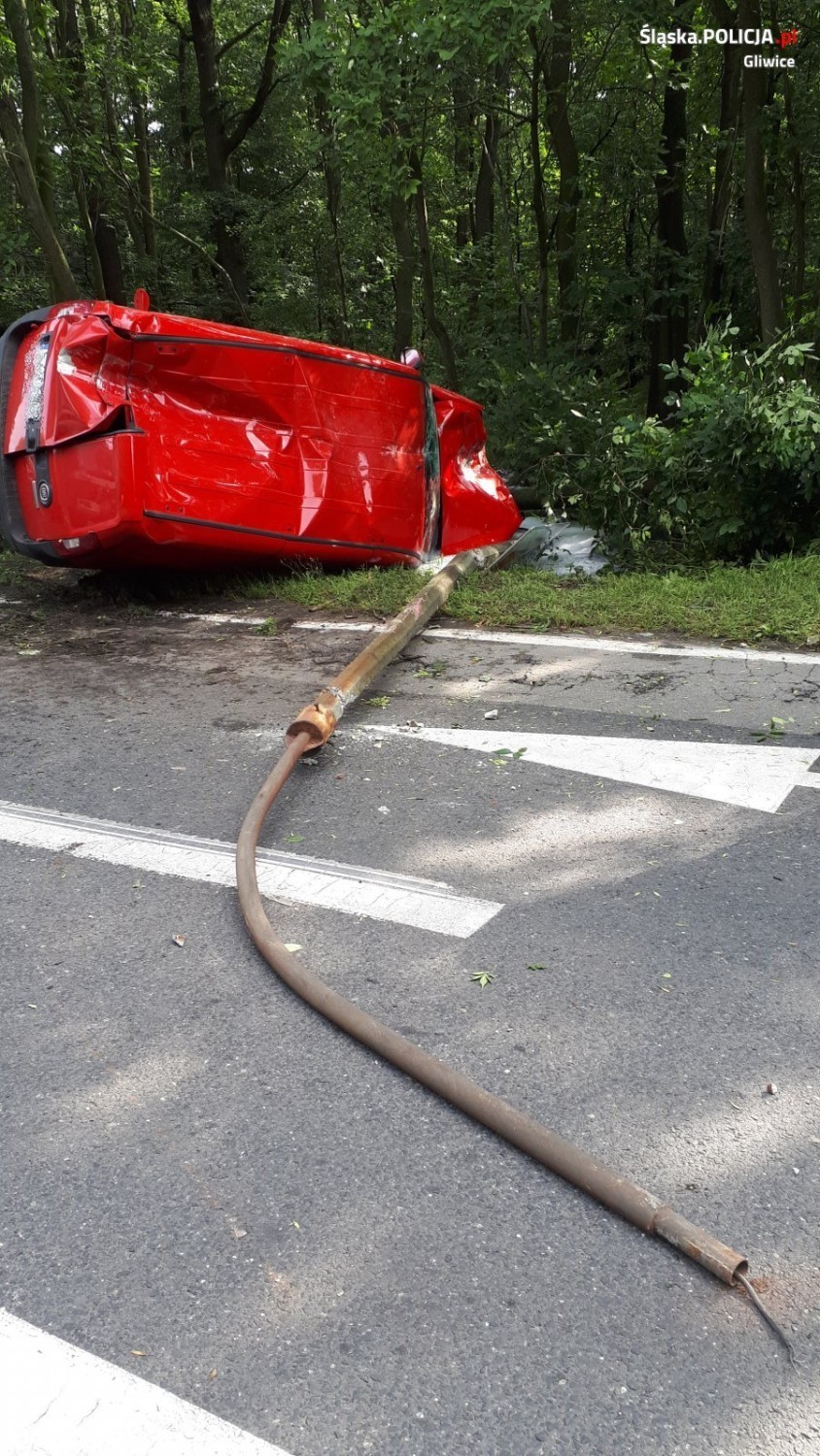 Gliwice: Wypadek w Łabędach, dwie osoby w szpitalu [ZDJĘCIA]