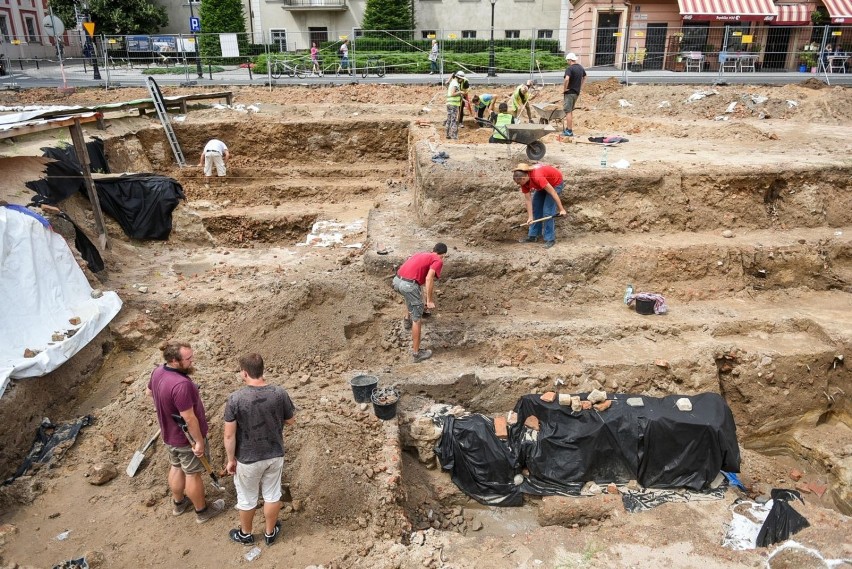 – Szacujemy, że na całym placu na przestrzeni 500 lat miało...