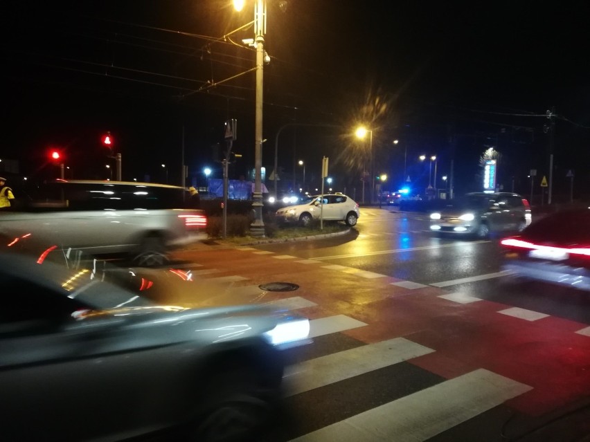 Samochód utknął na torowisku w Bydgoszczy, spowodował utrudnienia na liniach tramwajowych [zdjęcia]