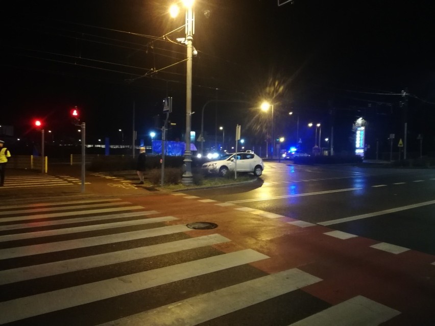 Samochód utknął na torowisku w Bydgoszczy, spowodował utrudnienia na liniach tramwajowych [zdjęcia]