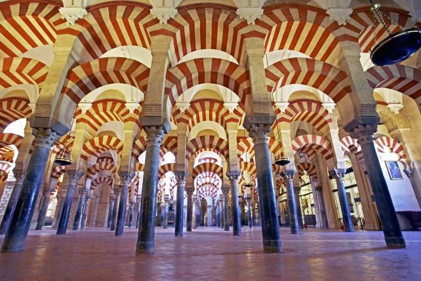 Dawny meczet Mezquita pełni dziś funkcję rzymskokatolickiej...