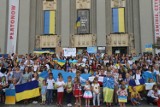 Niebiesko-żółty Rynek w Katowicach. Akcja „Independence In My Heart”. Zobacz ZDJĘCIA. Solidaryzujemy się z Ukrainą i jej walką o wolność 