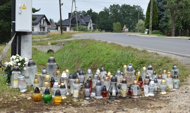 W miejscu tragicznego wypadku w Harmężach, w którym zginęło trzech młodych mężczyzn, palą się znicze