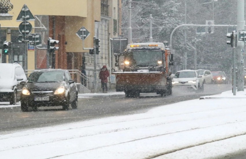 Zima zaatakowała Wrocław. Fatalne warunki na drogach: śnieg, lód... (ZDJĘCIA) 