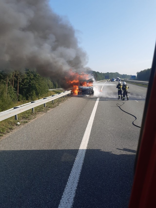 Szybki dojazd strażaków OSP Dębieńsko na autostradę umożliwił korytarz życia.