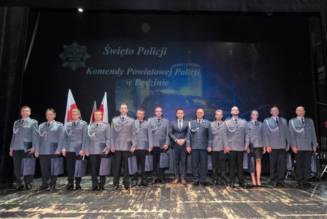 Święto policji 2023 w Będzinie 

Zobacz kolejne zdjęcia/plansze. Przesuwaj zdjęcia w prawo naciśnij strzałkę lub przycisk NASTĘPNE