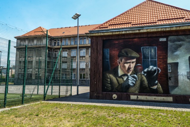 Na elewacji Gimnazjum nr 24 widnieje piękny mural z Sherlockiem Holmsem. Czy zniknie pod dociepleniem?