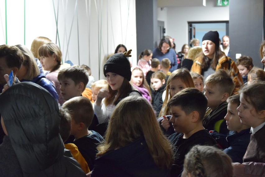 Dziecięca publiczność na spektaklu w Centrum Kultury i Sztuki w Skierniewicach 