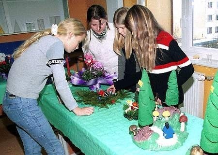 Kiermasz świątecznych stroików w Szkole Podstawowej w Gronowie Górnym ma już 10-letnią tradycję