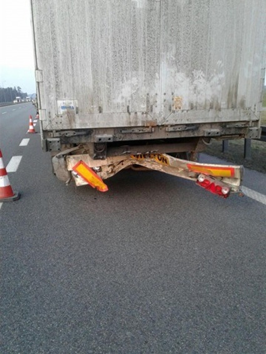 Zderzenie ciężarówki i samochodu osobowego na autostradzie w Bielawkach [ZDJĘCIA]