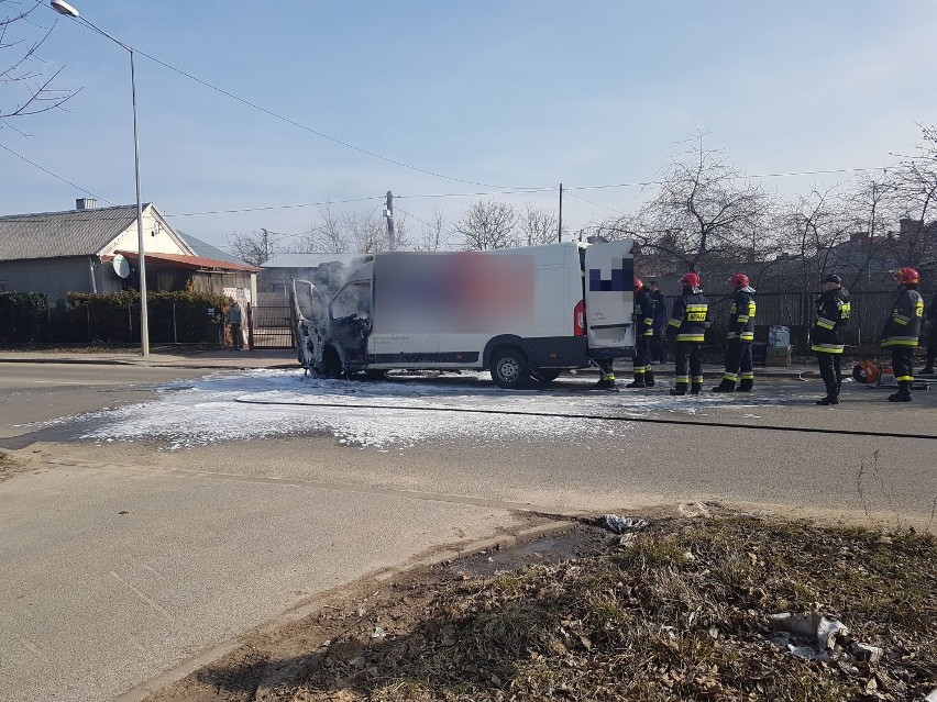 Pożar samochodu dostawczego firmy kurierskiej. Utrudnienia na ulicy Siennieńskiej w Ostrowcu