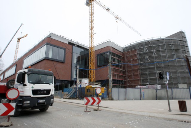 Galeria Metropolia w Gdańsku Wrzeszczu
Galeria Metropolia to zupełnie nowy, budowany od podstaw kompleks  przy dworcu kolejowym w Gdańsku Wrzeszczu. Według założeń inwestora - Przedsiębiorstwa Budowlanego Górski - nowe centrum zostanie otwarte w pierwszej połowie 2016 roku. Kompleks oferuje ponad 34 tys. metrów kwadratowych powierzchni najmu i będzie jednym z najlepiej skomunikowanych centrów handlowych na Pomorzu. Galeria będzie miała bowiem bezpośredni dostęp do peronów na stacji Gdańsk Wrzeszcz, w tym również z Pomorską Koleją Metropolitalną.

Zobacz jakie sklepy znajdą się w Galerii Metropolia