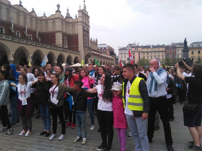 Kraków. Młodzież zrobiła duchową rewolucję na Rynku Głównym. Znów było jak podczas Światowych Dni Młodzieży [ZDJĘCIA]
