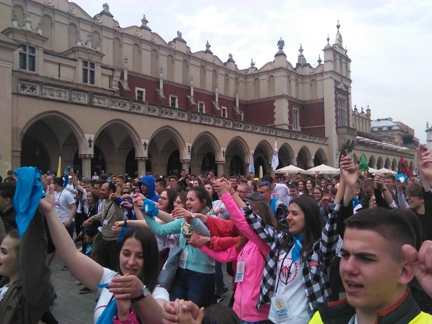 Kraków. Młodzież zrobiła duchową rewolucję na Rynku Głównym. Znów było jak podczas Światowych Dni Młodzieży [ZDJĘCIA]