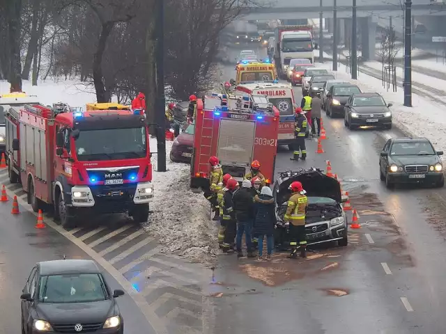 Na alei Mickiewicza w Łodzi, doszło do wypadku z udziałem samochodów osobowych. Na miejscu jest straż pożarna, policja i pogotowie. Zderzyły się cztery samochody. W kierunku Retkini tworzy się korek, ruch jest mocno utrudniony.

Do zdarzenia doszło przed godziną 15 we wtorek (16 lutego). 

ZDJĘCIA I WIĘCEJ INFORMACJI - KLIKNIJ DALEJ

