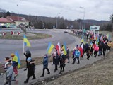 Kwidzyn. Mieszkańcy przeszli w marszu pokoju dla Ukrainy. Korowód przeszedł od kwidzyńskiej katedry do ronda miasta Bar
