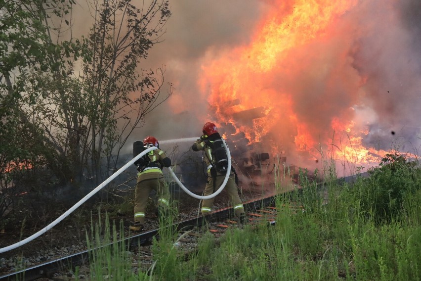 Ogromny Pożar przy dworcu Północnym w Legnicy. Strażacy walczą z ogniem, zobaczcie zdjęcia
