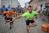 PKO Półmaraton Tarnogórski 2023. Start był na Rynku w Tarnowskich Górach. Wystartowało 750 biegaczy - zobacz ZDJĘCIA