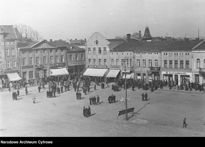 Fragment rynku z usytuowanymi przy nim kamienicami, 1918 -...