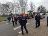 Rolnicy protestują pod Urzędem Gminy Kosakowo. Wyjechali ciągnikami na ulice, aby walczyć o swoje prawa i ziemię | ZDJĘCIA