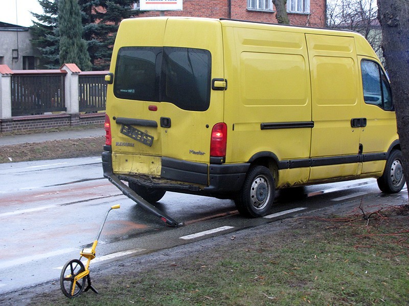 Na drodze wojewódzkiej nr 470 w Pólku pod Kaliszem skoda zderzyła się z busem. ZDJĘCIA