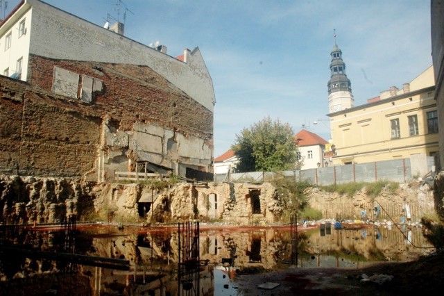 Taki powstawał Złoty Dom i takie były jego późniejsze losy. Do dziś stoi pusty