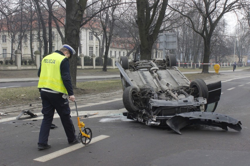 76-letni kierowca dachował na Północnej w Łodzi