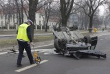 76-letni kierowca dachował na Północnej w Łodzi