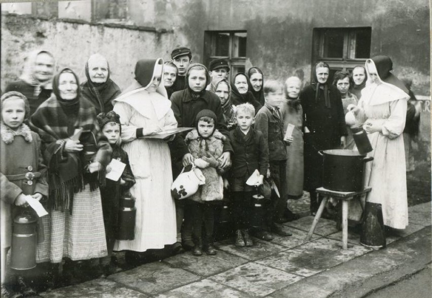 Przytułek przy ulicy Styczyńskiego w 1947 roku. Siostry...