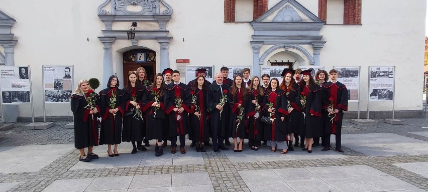 Maturzyści z chełmińskiego Liceum Ogólnokształcącego Księży...