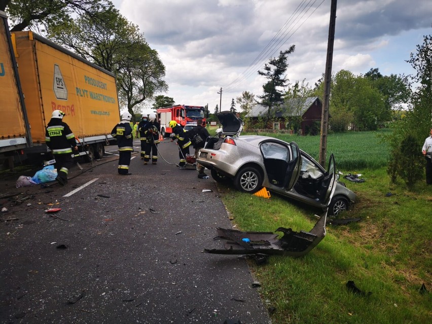 Wypadek w Szadku. Kierowca zakleszczony w samochodzie. W...