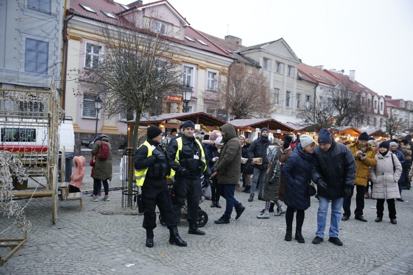 Elfy porwały dzieci do tańca a Rudolf przeparadował przez plac Wolności. Efektowny spektakl podczas Jarmarku Świątecznego 